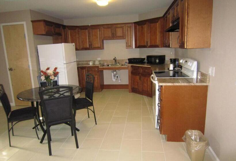 带大床的套房, Red Carpet Inn And Suites Monmouth Junction