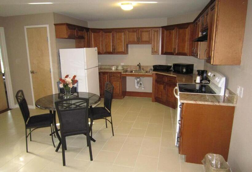 带大床的套房, Red Carpet Inn And Suites Monmouth Junction