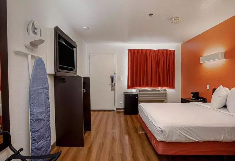 身障者適用スタンダードルーム, Motel 6temecula, Ca  Historic Old Town