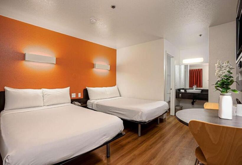 Четырехместный Номер Стандарт, Motel 6temecula, Ca  Historic Old Town