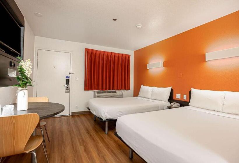 Quarto Quádruplo Premium, Motel 6temecula, Ca  Historic Old Town