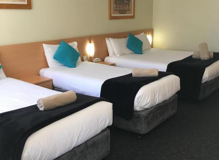 חדר משפחתי, Sky Rider Motor Inn