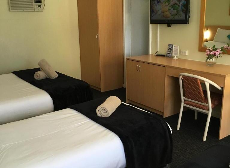חדר משפחתי, Sky Rider Motor Inn