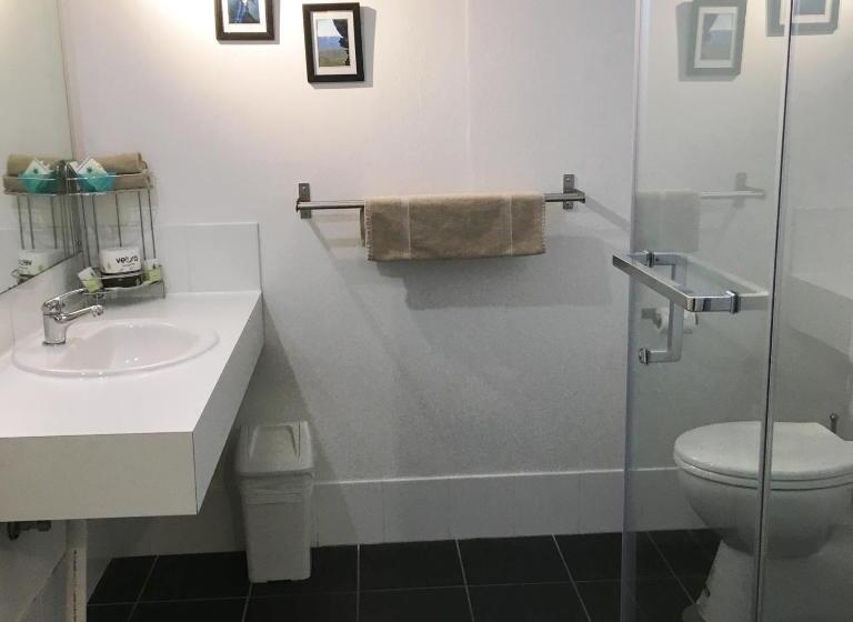 סוויטה משפחתית, Sky Rider Motor Inn