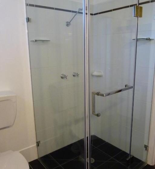 סוויטה משפחתית, Sky Rider Motor Inn