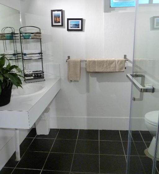 סוויטה משפחתית, Sky Rider Motor Inn