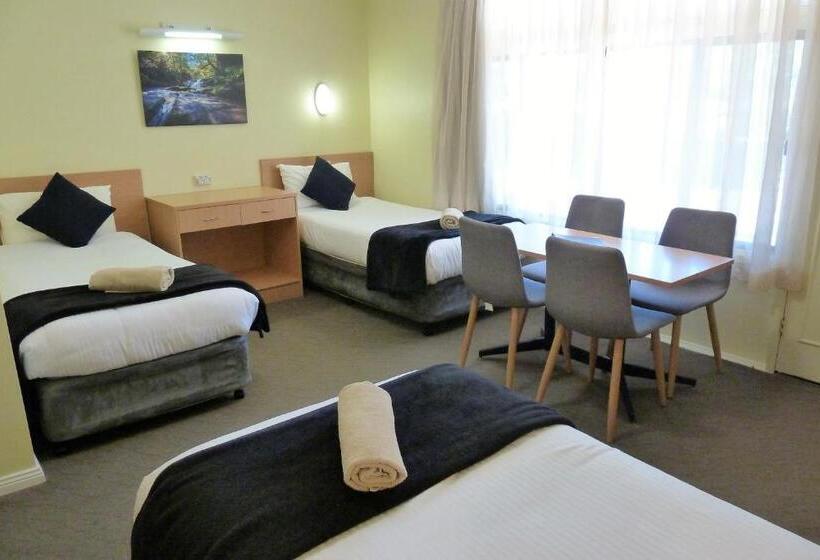 חדר משפחתי, Sky Rider Motor Inn