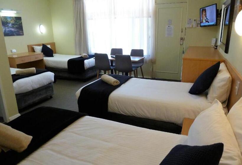 חדר משפחתי, Sky Rider Motor Inn