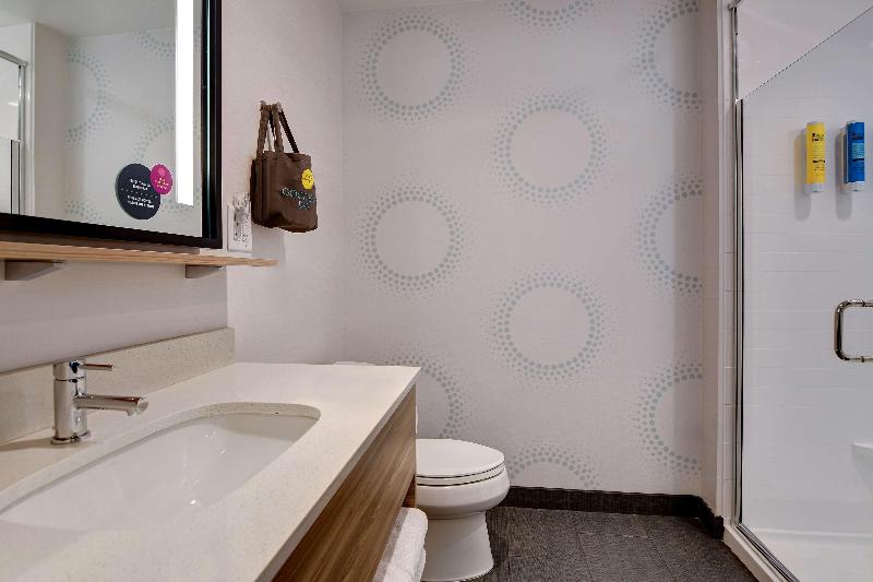 חדר משפחתי, Sky Rider Motor Inn