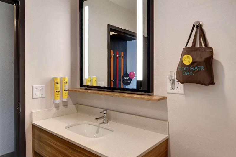 חדר משפחתי, Sky Rider Motor Inn