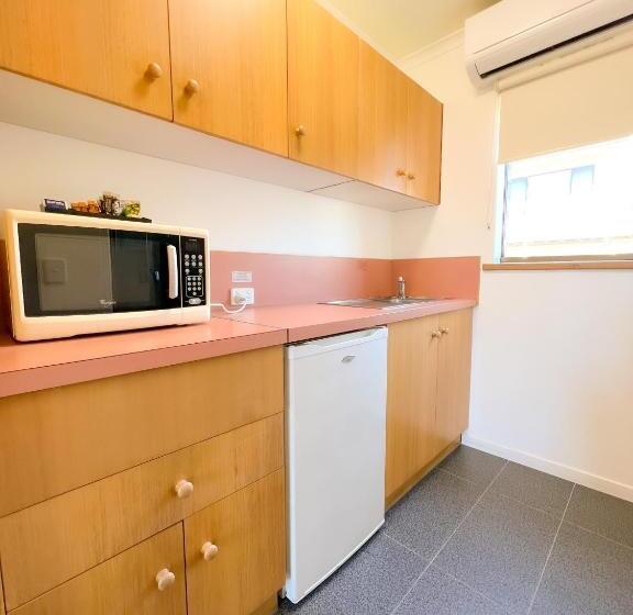 חדר סטנדרט עם מיטת קווין, Summerhill Motor Inn