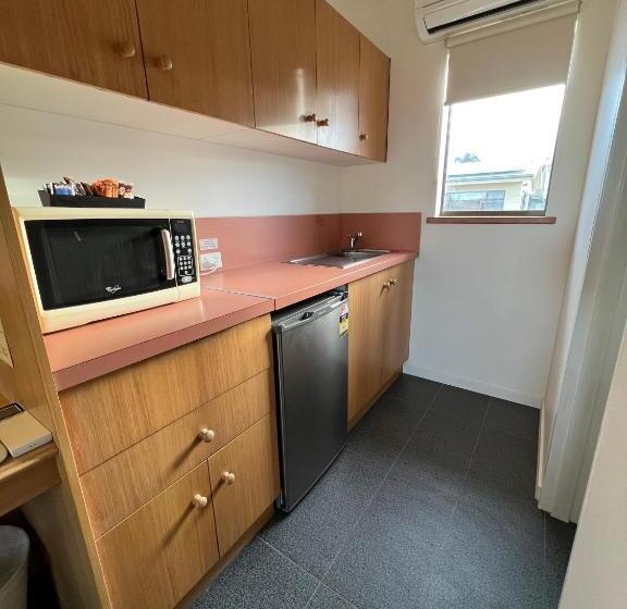 חדר דחוקס עם מיטת קינג, Summerhill Motor Inn