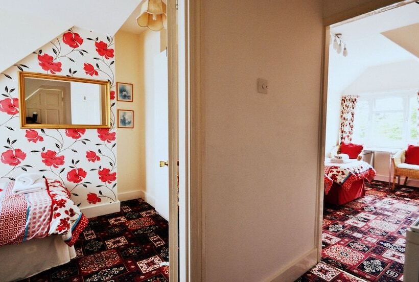 Семейный Номер, Lyndricks House