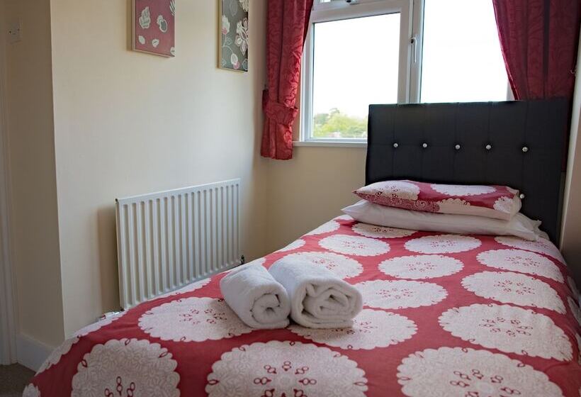 Семейный Номер, Lyndricks House