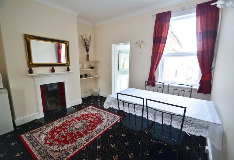 Семейный Номер, Lyndricks House