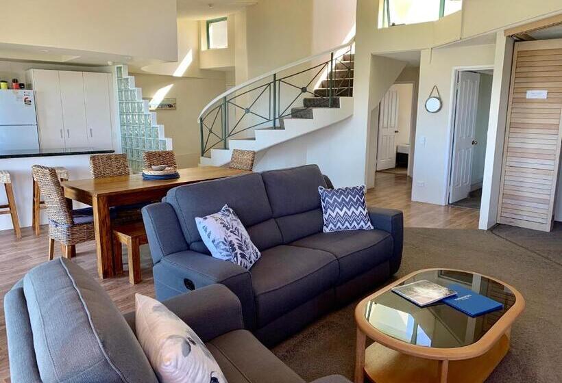 带两个卧室的顶楼公寓, Waterview Resort