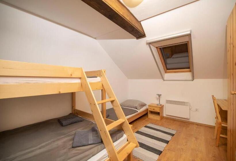 غرفة قياسية, Szobi Malomkert Lovarda