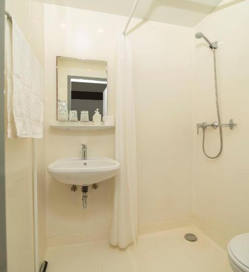 غرفة قياسية, Szobi Malomkert Lovarda