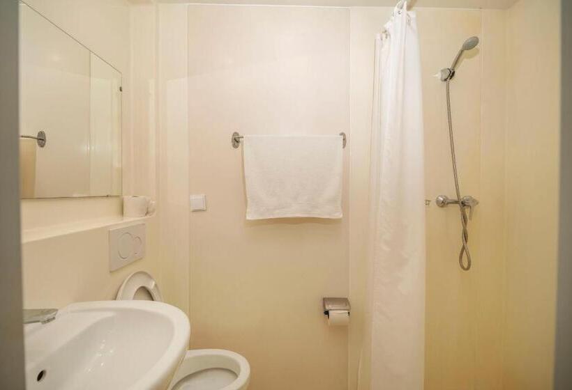 غرفة قياسية, Szobi Malomkert Lovarda