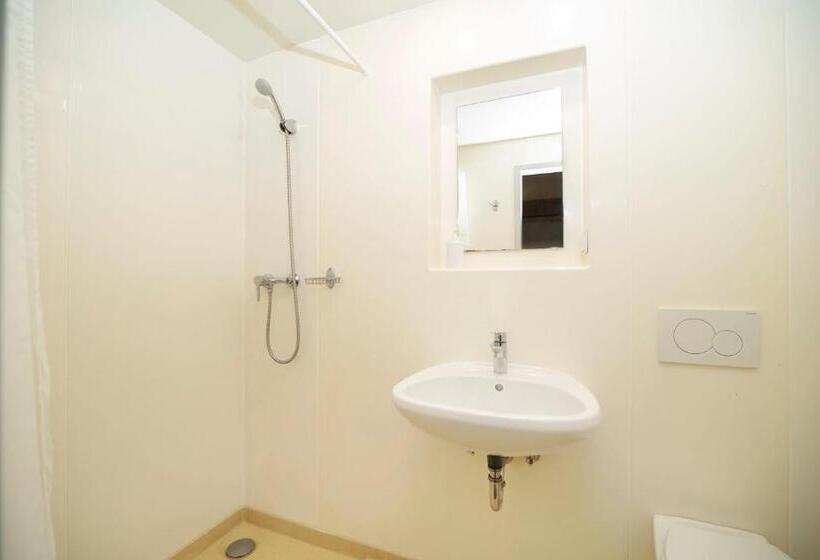 غرفة قياسية ثلاثية, Szobi Malomkert Lovarda