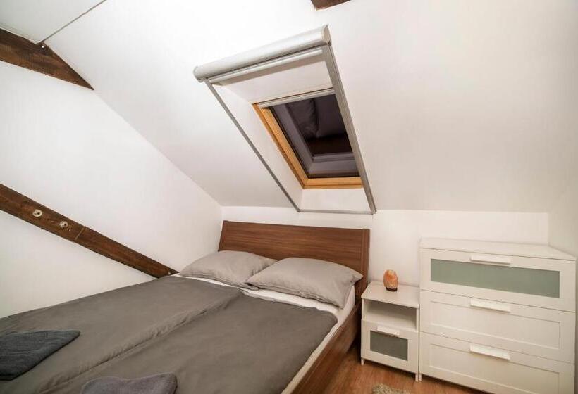 شقة غرفة واحدة مزودة بتراس, Szobi Malomkert Lovarda