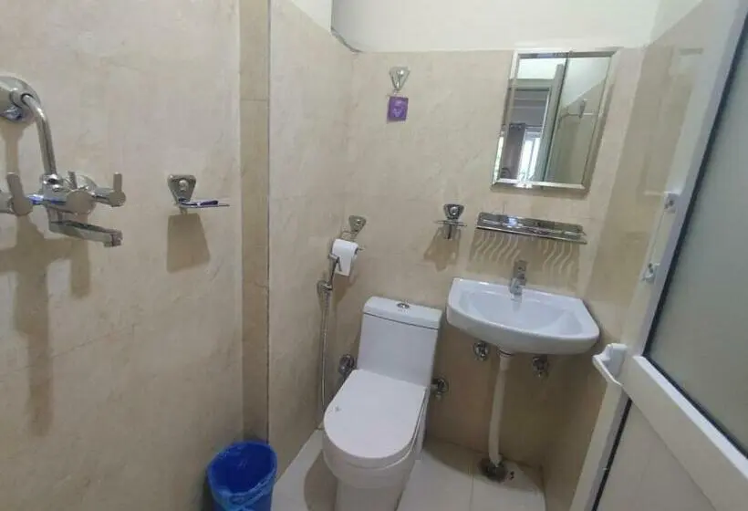 اتاق لوکس با چشم‌انداز دریاچه, Kajiinn