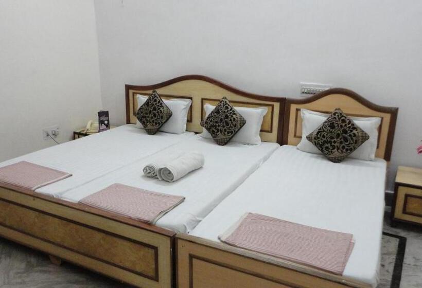 اتاق استاندارد سه نفره, Swarajya Palace