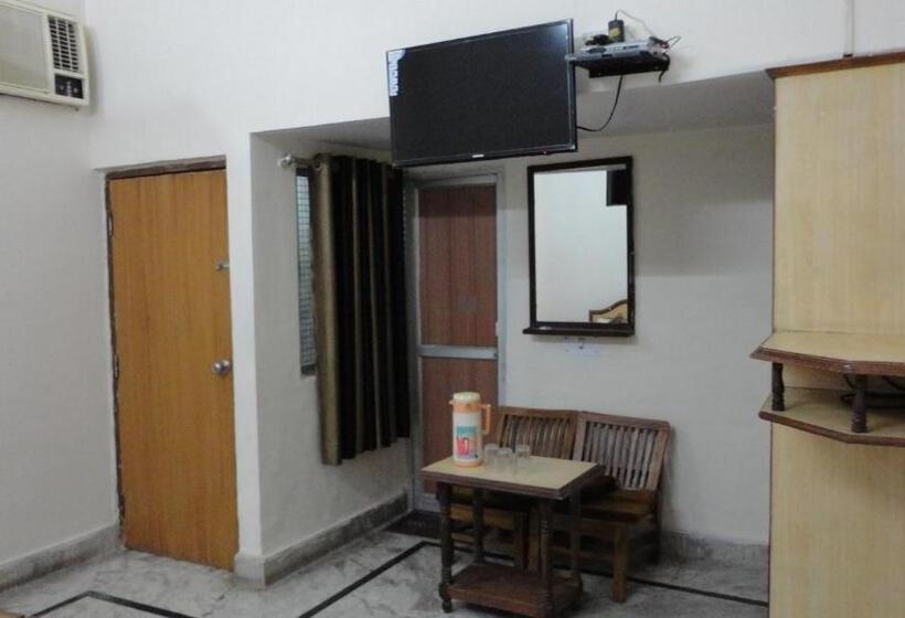 اتاق استاندارد سه نفره, Swarajya Palace