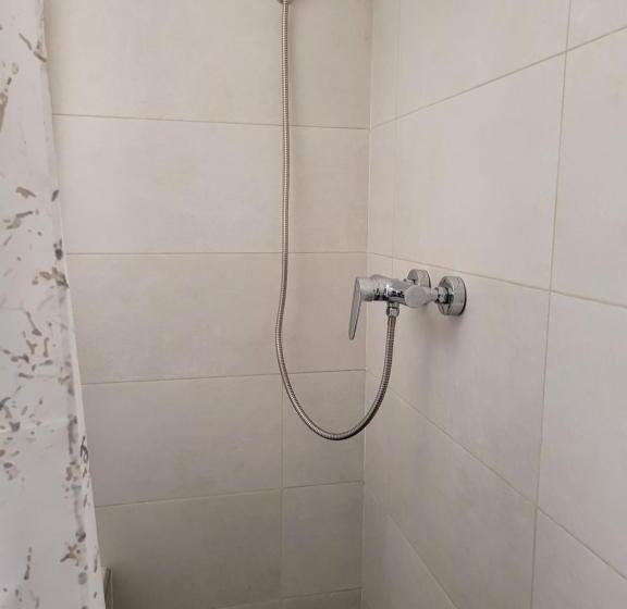 スタンダードトリプルルーム, Sebar