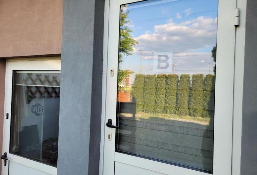 スタンダードトリプルルーム, Sebar