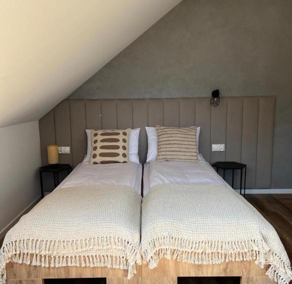 Quarto Estandar com Sacada, Donikąd