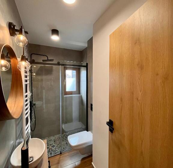 Quarto Quadruple Standart com Varanda, Donikąd