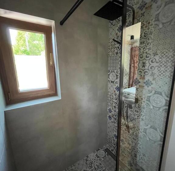 Quarto Estandar Cama King, Donikąd