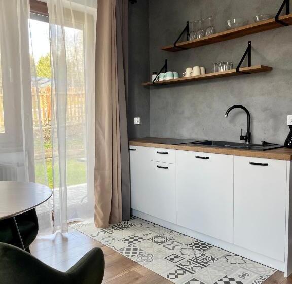 חדר סטודיו סטנדרד, Donikąd