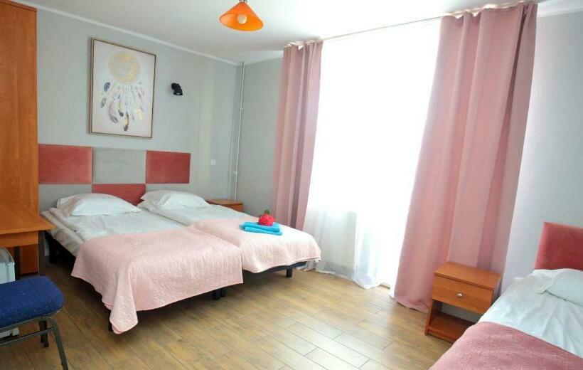 标准三人间, Willa Opal