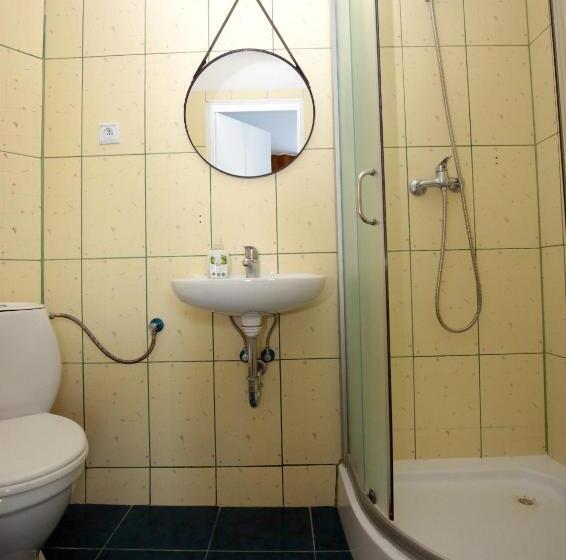 标准三人间, Willa Opal