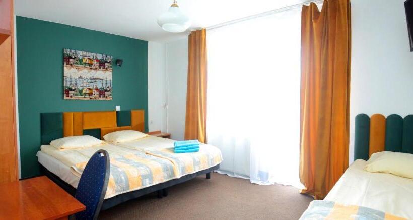 标准三人间, Willa Opal