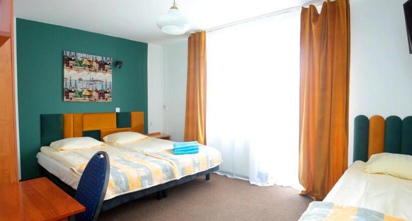 标准三人间, Willa Opal