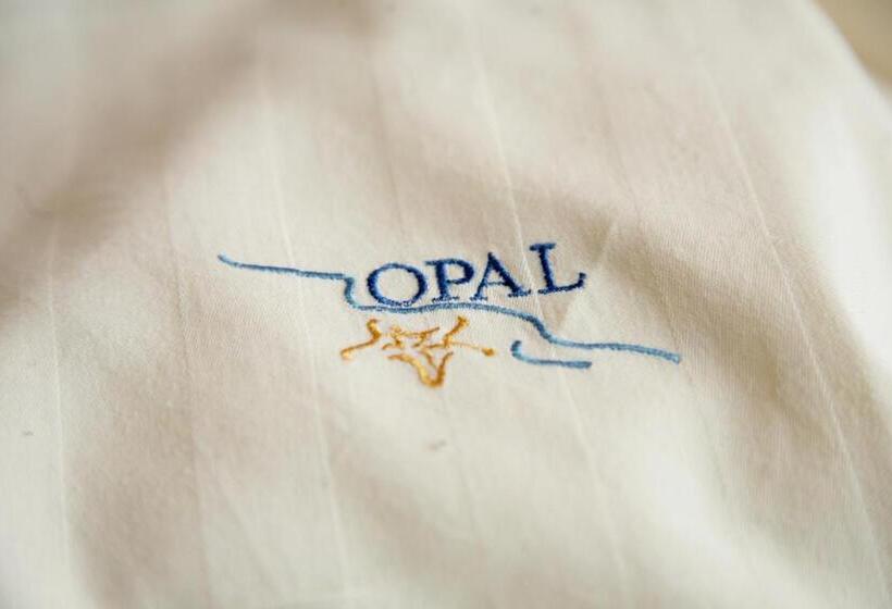 四人标准间, Willa Opal