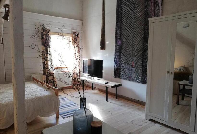 Семейный Номер, Dwór łumbie