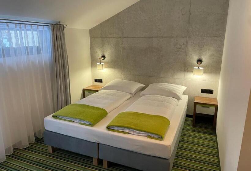 חדר משפחתי, Kompleks Taaka Ryba