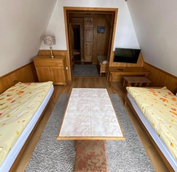 اتاق استاندارد چهار تخته, U Króla