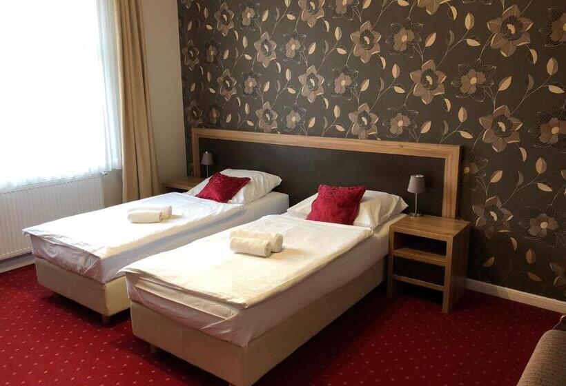 غرفة قياسية ثلاثية, Villa Zagórze