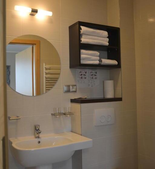 חדר בסיסי לשלושה, Restauracja 32 Motel