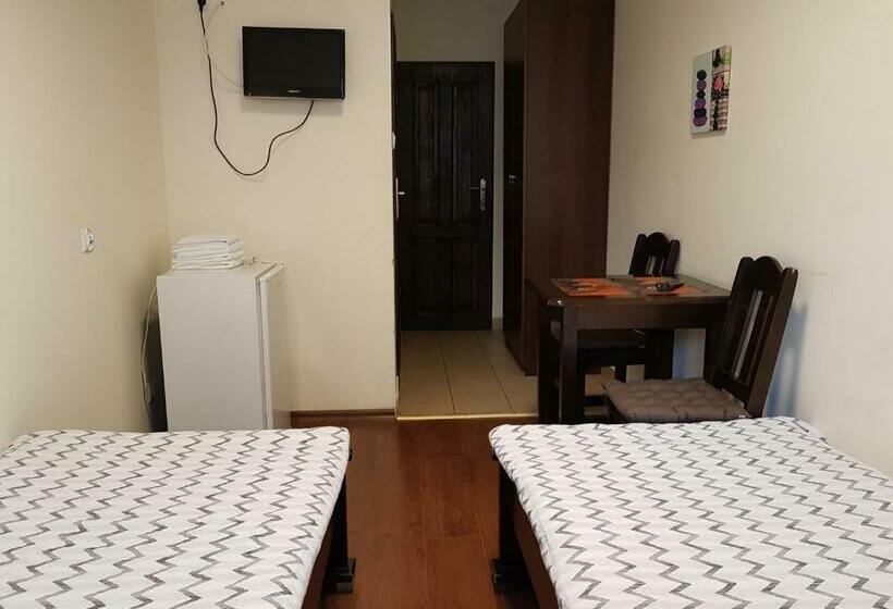 اتاق استاندارد, Marcus