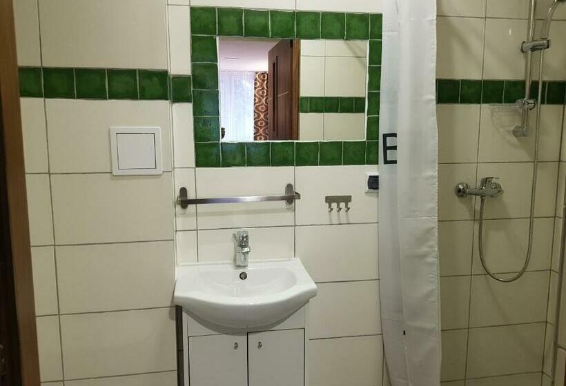 اتاق استاندارد, Marcus