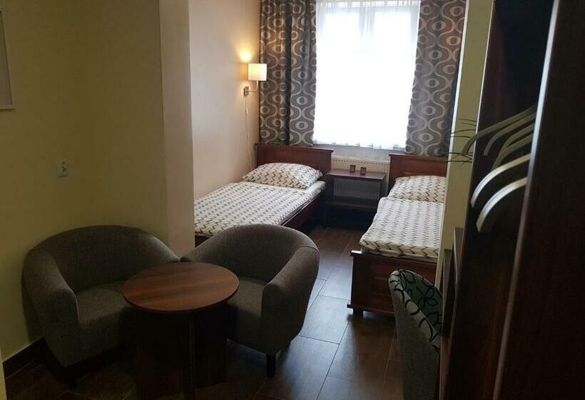 اتاق لوکس, Marcus