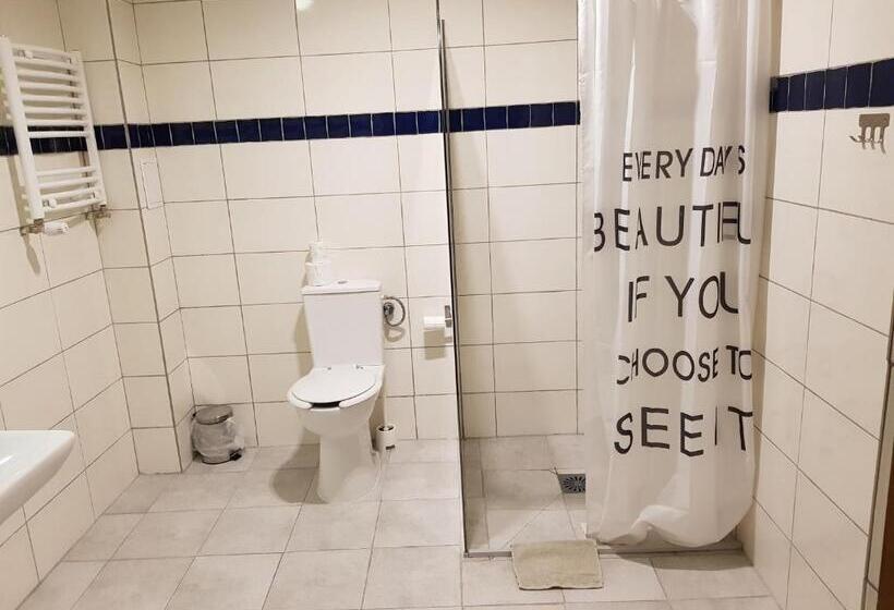 اتاق لوکس, Marcus