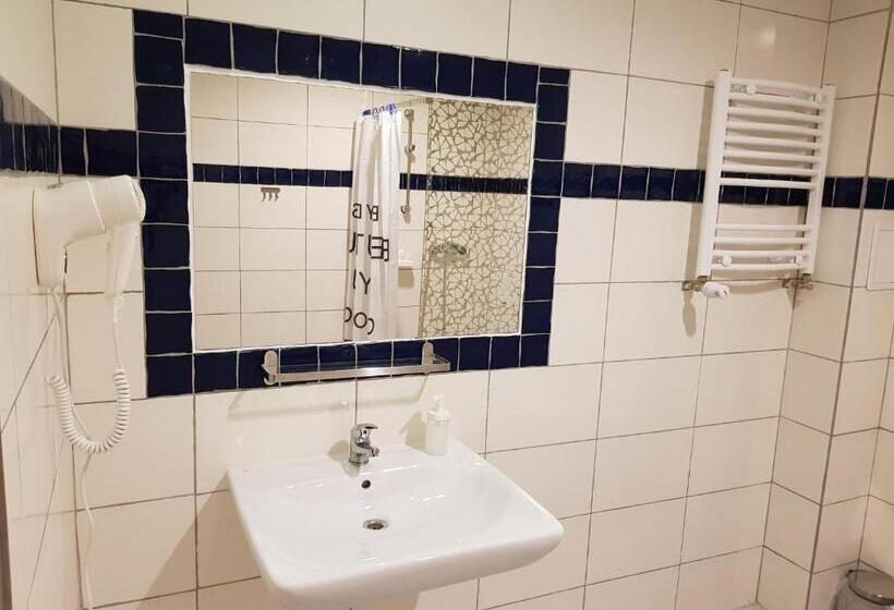 اتاق لوکس, Marcus