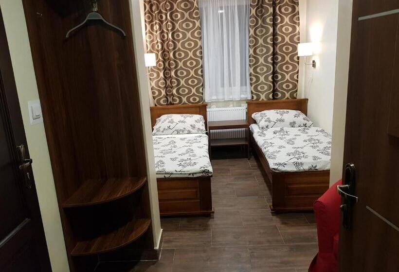 اتاق لوکس, Marcus